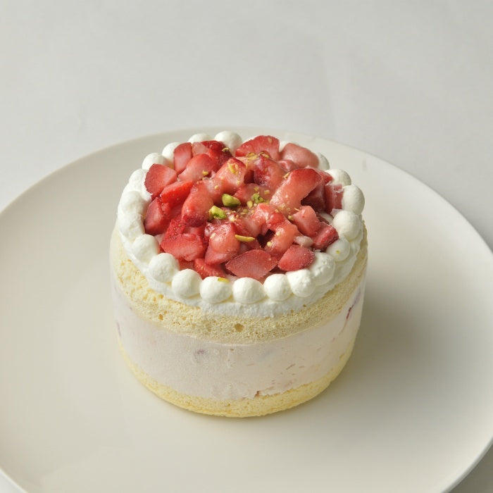 image 苺のデコレーションケーキ、ホイップクリームとピスタチオトッピング