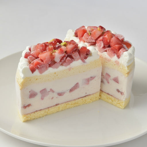 イチゴのショートケーキ、生クリームとフルーツたっぷり、スライスして美味しそう
