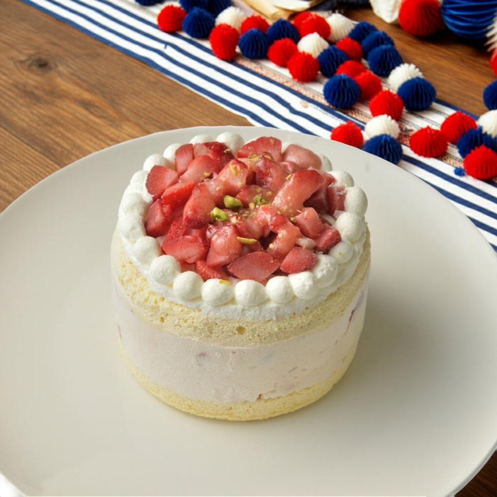 イチゴのデコレーションケーキ、ホイップクリームとピスタチオ添え