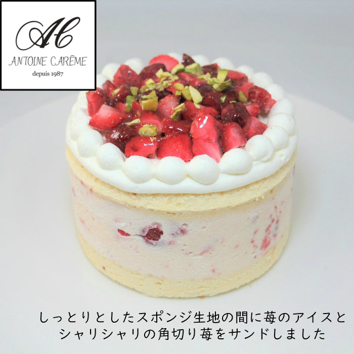 苺のアイスケーキ、角切り苺とピスタチオトッピング、ふわふわスポンジ
