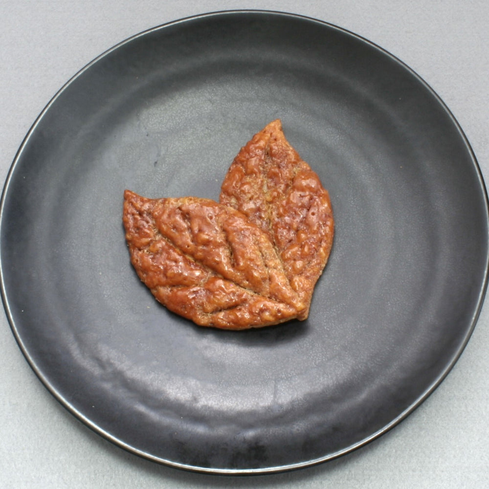 葉っぱ型の焼き菓子、黒いお皿に盛り付け